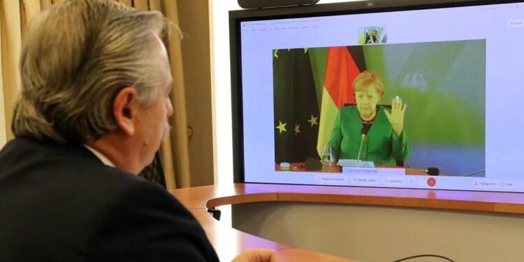 En su diálogo con el Presidente, Merkel se comprometió a seguir apoyando a la Argentina ante el FMI