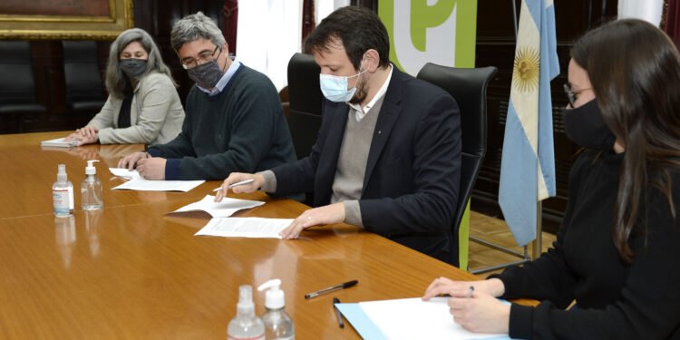 Provincia Fideicomisos: Nueva línea de financiación para el fortalecimiento de la cadena láctea bonaerense