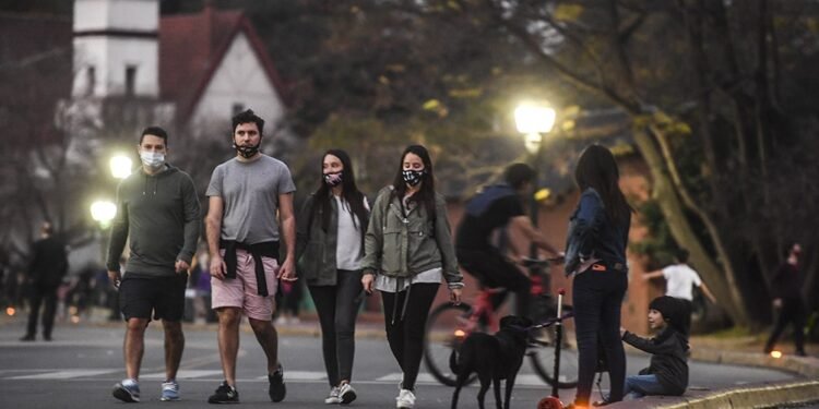 CABA: el uso de barbijo deja de ser obligatorio al aire libre y en recreos escolares