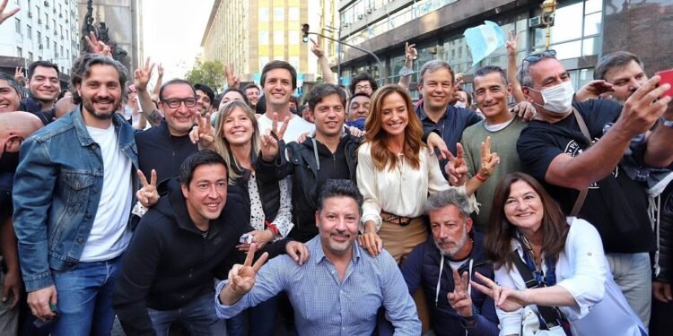 Militantes y organizaciones sociales colmaron Plaza de Mayo por el Día de la Lealtad