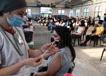 Comenzó la aplicación de la tercera dosis a mayores de 50 años vacunados con Sinopharm