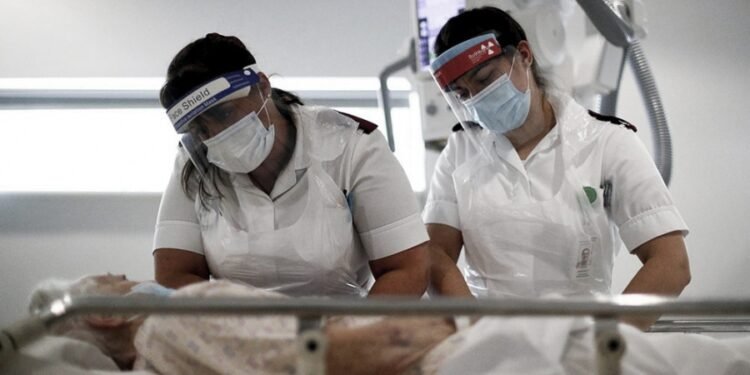 Reino Unido confirmó la primera muerte por la variante Ómicron