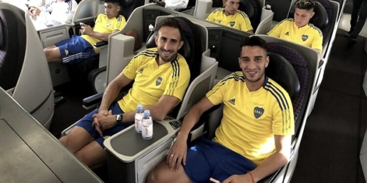 El plantel de Boca partió hacia Arabia Saudita para enfrentar a Barcelona