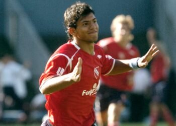 Bochini: “El Kun se merece un homenaje por todo lo que le dio a Independiente”