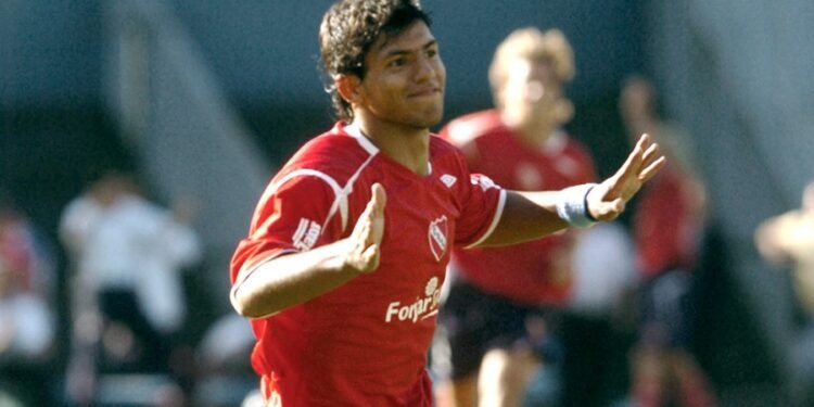 Bochini: “El Kun se merece un homenaje por todo lo que le dio a Independiente”