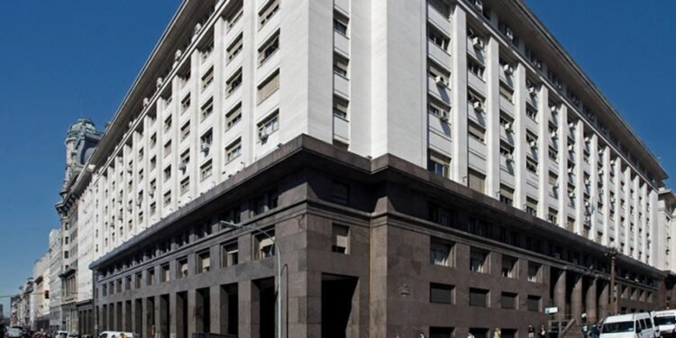 El Ministerio de Economía negó que la deuda haya crecido US$ 50.000 millones