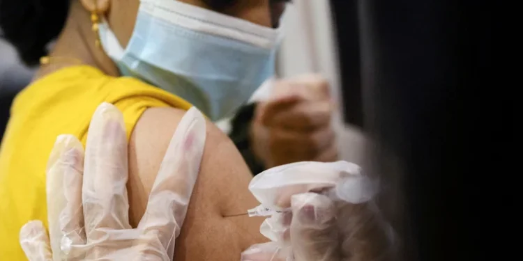 A través de inteligencia artificial, advierten que podrían surgir variantes más contagiosas que Ómicron