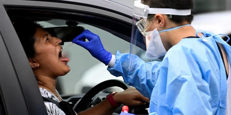 Bajaron los casos de COVID en el mundo en una semana, pero aumentaron las muertes