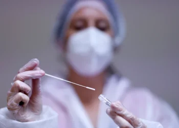 Pese a la baja de casos, la positividad en el país es más del doble de la recomendada por la OMS