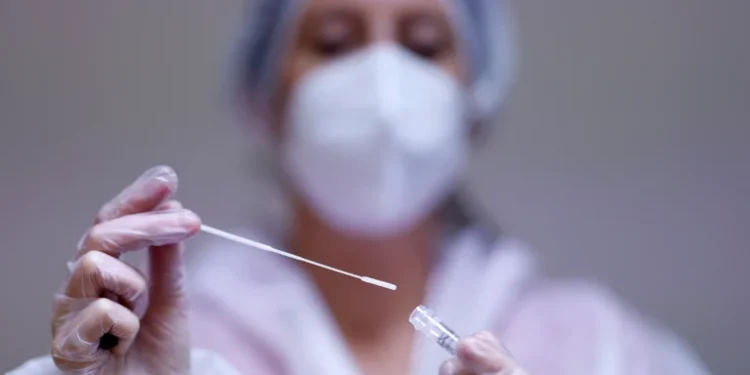 Pese a la baja de casos, la positividad en el país es más del doble de la recomendada por la OMS