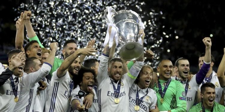 La UEFA decide el viernes si le quita a Rusia la sede de la final de la Champions