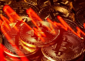 El derrumbe de Bitcoin: el mercado no lo ve como activo de refugio y los operadores aseguran que bajará hasta USD 30.000