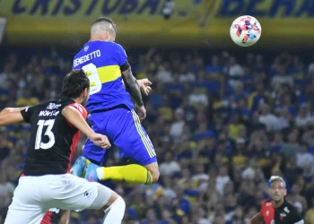La vuelta soñada de Benedetto a Boca Juniors: golazo de cabeza a lo Cristiano Ronaldo, festejo con “lenguita” y emoción en su palco