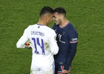 Tenso cara a cara entre Paredes y Casemiro en PSG-Real Madrid: la reacción del argentino tras la patada del brasileño