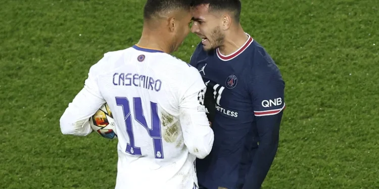 Tenso cara a cara entre Paredes y Casemiro en PSG-Real Madrid: la reacción del argentino tras la patada del brasileño