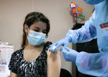 Uruguay abrió la agenda para la cuarta dosis y relajó las restricciones contra el COVID-19