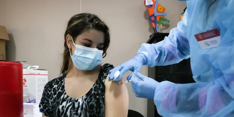 Uruguay abrió la agenda para la cuarta dosis y relajó las restricciones contra el COVID-19