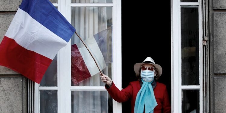 Los franceses ya no deben usar barbijo en el trabajo ni pase sanitario en restaurantes