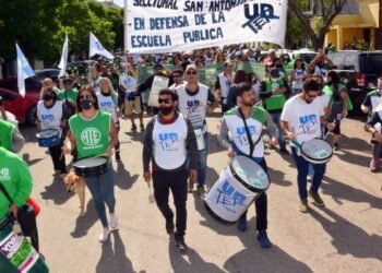 En Jujuy, Santa Fe y Río Negro los docentes marcharon en reclamo de mejoras salariales