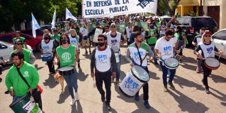 En Jujuy, Santa Fe y Río Negro los docentes marcharon en reclamo de mejoras salariales