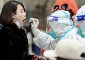 China confinó la mitad de la megaurbe de Shanghai por el aumento de casos de coronavirus