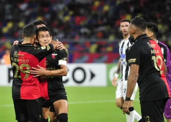 Wanchope Ábila marcó su primer gol en Colón, que le gana a Sportivo Peñarol en la Copa Argentina