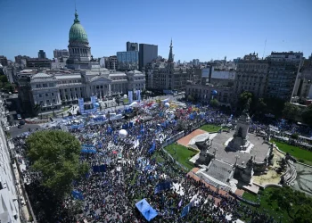 Frente al Congreso, manifestantes del Movimiento Evita y de la CGT siguieron el discurso del Presidente sin cánticos ni euforia