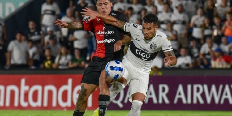 A Colón le anularon dos goles que le impidieron derrotar a Olimpia