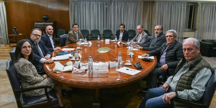 El Gobierno llegó a un principio de acuerdo con empresarios y sindicalistas para tomar medidas contra la inflación