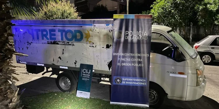 Allanaron la casa de la persona que habría encargado los afiches contra Cristina Kirchner
