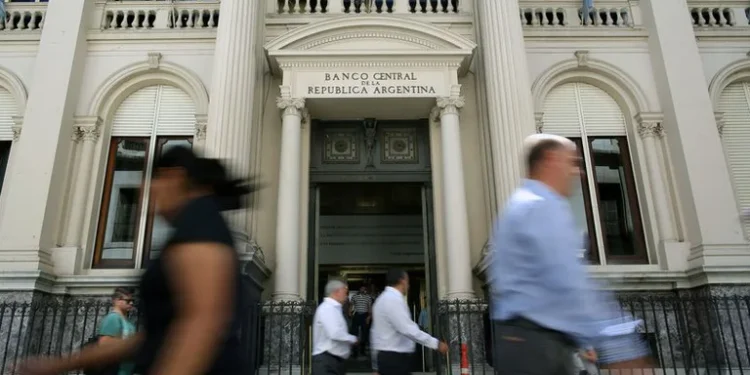El doble dilema del Banco Central: qué hacer con el dólar y las tasas de interés frente a la disparada de los precios