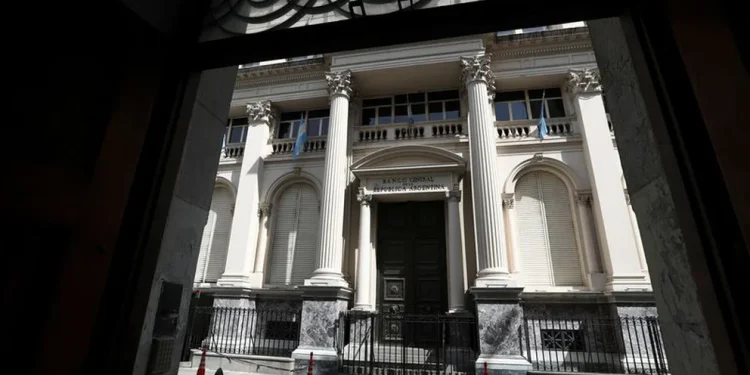 La caída de reservas del BCRA por pagos al BID y Banco Mundial auguran otra semana complicada