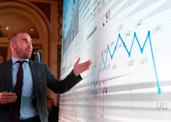 En el comienzo de la revisión del FMI, el Gobierno niega que haya una “bola de nieve” de bonos ajustados por inflación