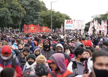 Grupos piqueteros de todo el país preparan una masiva marcha y el Gobierno porteño se reunirá con los organizadores para coordinar el operativo policial