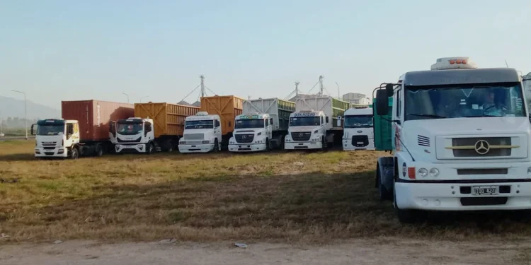 Se intensifica la protesta de los transportistas por el faltante de gasoil y el diálogo con el Gobierno no logró avances