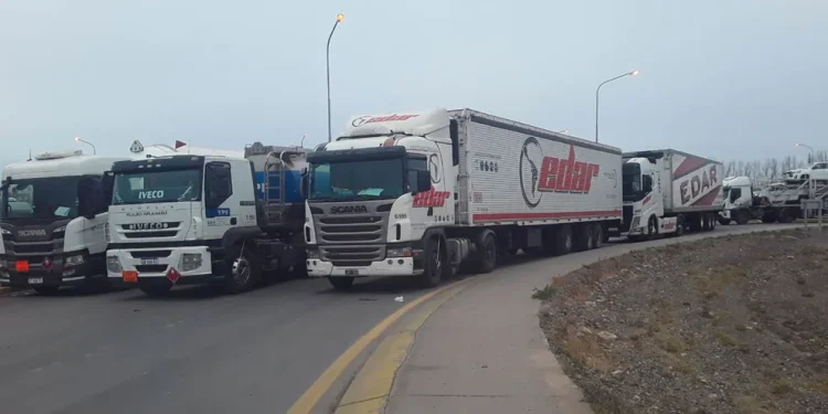 Faltante de gasoil: el transporte de carga profundiza su reclamo y mañana habrá un paro nacional con retenes en las rutas