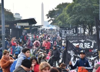 Organizaciones piqueteras definen un plan de lucha en un plenario nacional en el Obelisco
