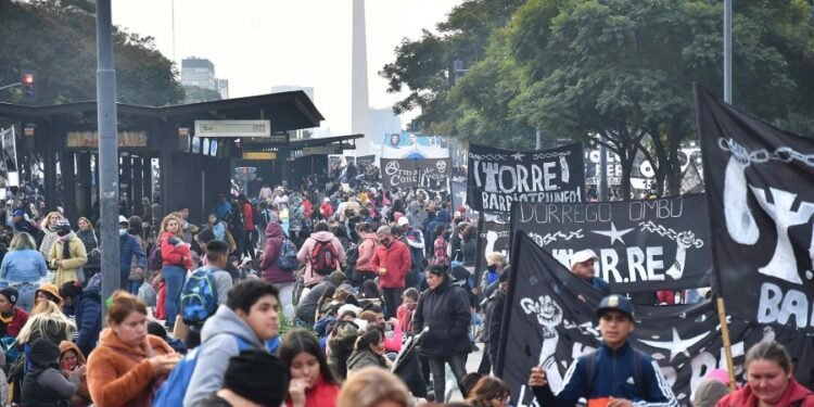 Organizaciones piqueteras definen un plan de lucha en un plenario nacional en el Obelisco