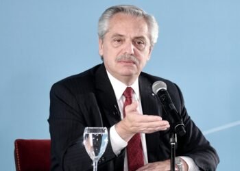 Alberto Fernández firmará un convenio para agregar horas de clase en Tucumán