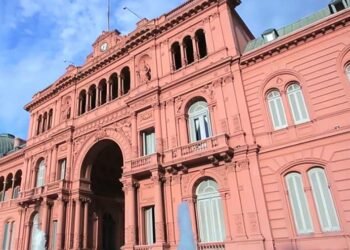 Rige la prohibición de designar y contratar personal en el sector público