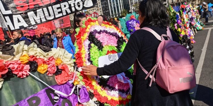 Organizaciones sociales se concentran en 9 de Julio para marchar a Plaza de Mayo