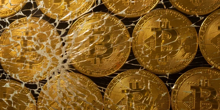 Bitcoin vuelve a las bajas: perdió más de 6% en una hora en la apertura del viernes