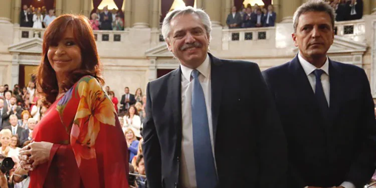 El Gobierno vuelve a poner el foco en la crisis, pero le preocupa el impacto de una condena a Cristina Kirchner