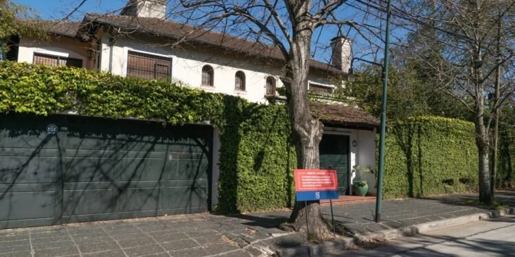 Más de 90 lujosas mansiones de San Isidro podrían ir a remate por deudas en el pago del ABL