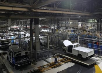 Conflicto en el sector de neumáticos: las automotrices locales están a punto de frenar la producción de pickups por falta de cubiertas