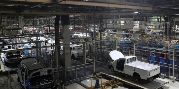 Conflicto en el sector de neumáticos: las automotrices locales están a punto de frenar la producción de pickups por falta de cubiertas