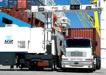 Importadores bajo la lupa: el Gobierno reforzó sus controles a la salida de dólares por cautelares y lanzó una advertencia a empresarios