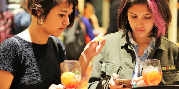 Salir a comer afuera cuesta 106% más que a fines de 2021: qué hay detrás de ese aumento