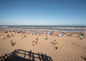 Verano 2023: Lammens y Barrera recorrieron la Playa Deportiva de Villa Gesell