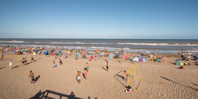 Verano 2023: Lammens y Barrera recorrieron la Playa Deportiva de Villa Gesell